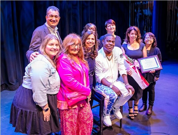 Comedian Tracy Morgan Honors Nurse at Hackensack Meridian JFK Johnson Rehabilitation Institute Center for Brain Injuries