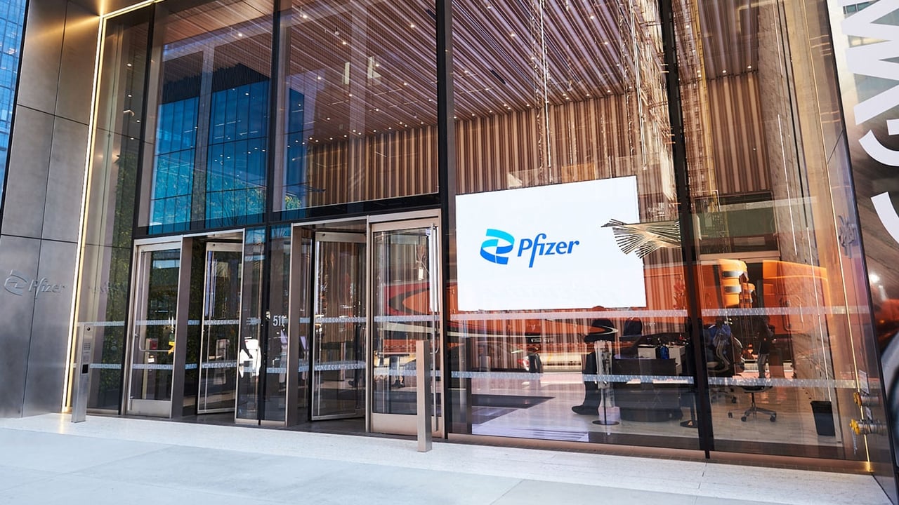 Pfizer, playing catch-up with Novartis, bags FDA approval for drug combo in lung cancer